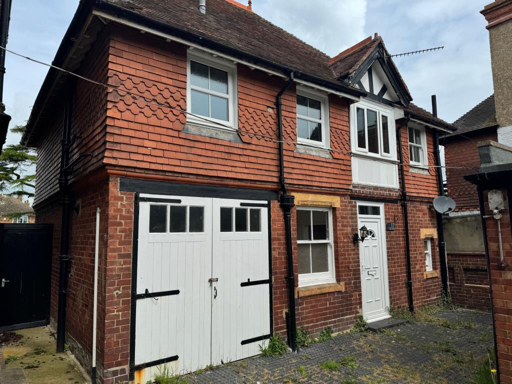 Lot: 74 - HEAD LEASEHOLD INVESTMENT - BLOCK OF FIVE FLATS, THREE-BEDROOM COTTAGE AND THREE GARAGES - The Cottage